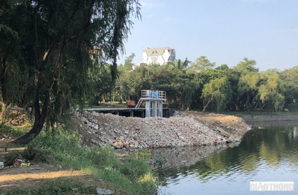 Nghệ An: Đổ cả “núi” rác xuống hồ công viên… để khắc phục sự cố?