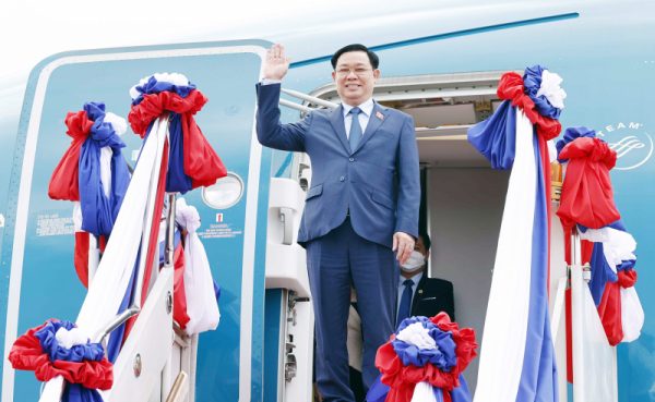 Chủ tịch Quốc hội Vương Đình Huệ đến Thủ đô Vientiane, bắt đầu chuyến thăm chính thức CHDCND Lào
