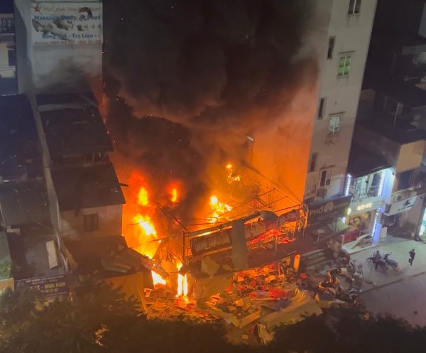 Hiện trường vụ nổ, cháy lớn tại cửa hàng sửa xe phố Hoàng Công Chất Hà Nội