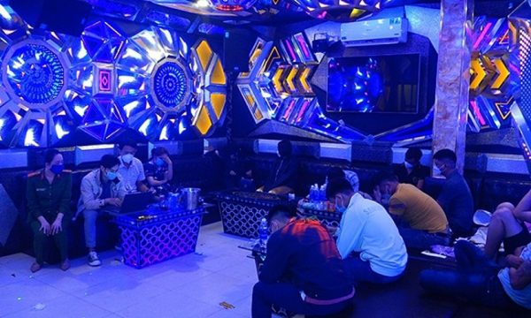 Thêm 3 quán karaoke ở Hà Nội bị đình chỉ vẫn ngang nhiên đón khách