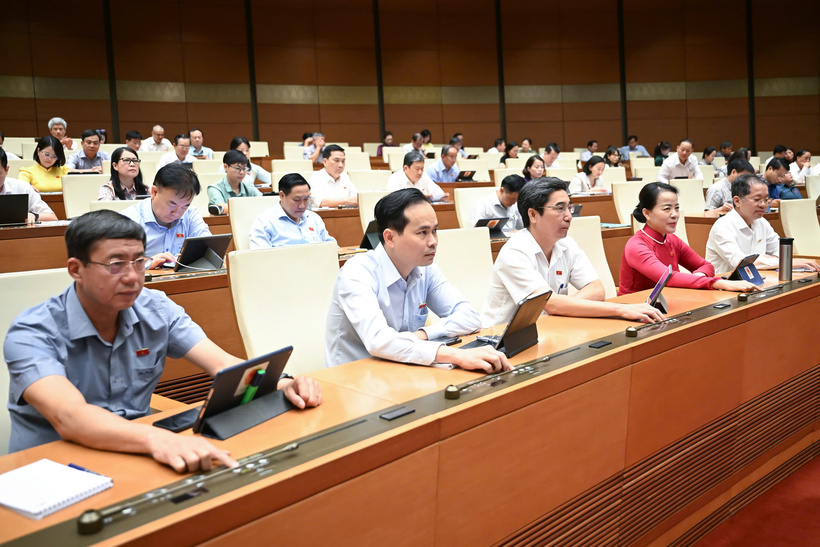Quốc hội tiếp tục thảo luận về kinh tế-xã hội, biểu quyết thông qua 2 dự án luật