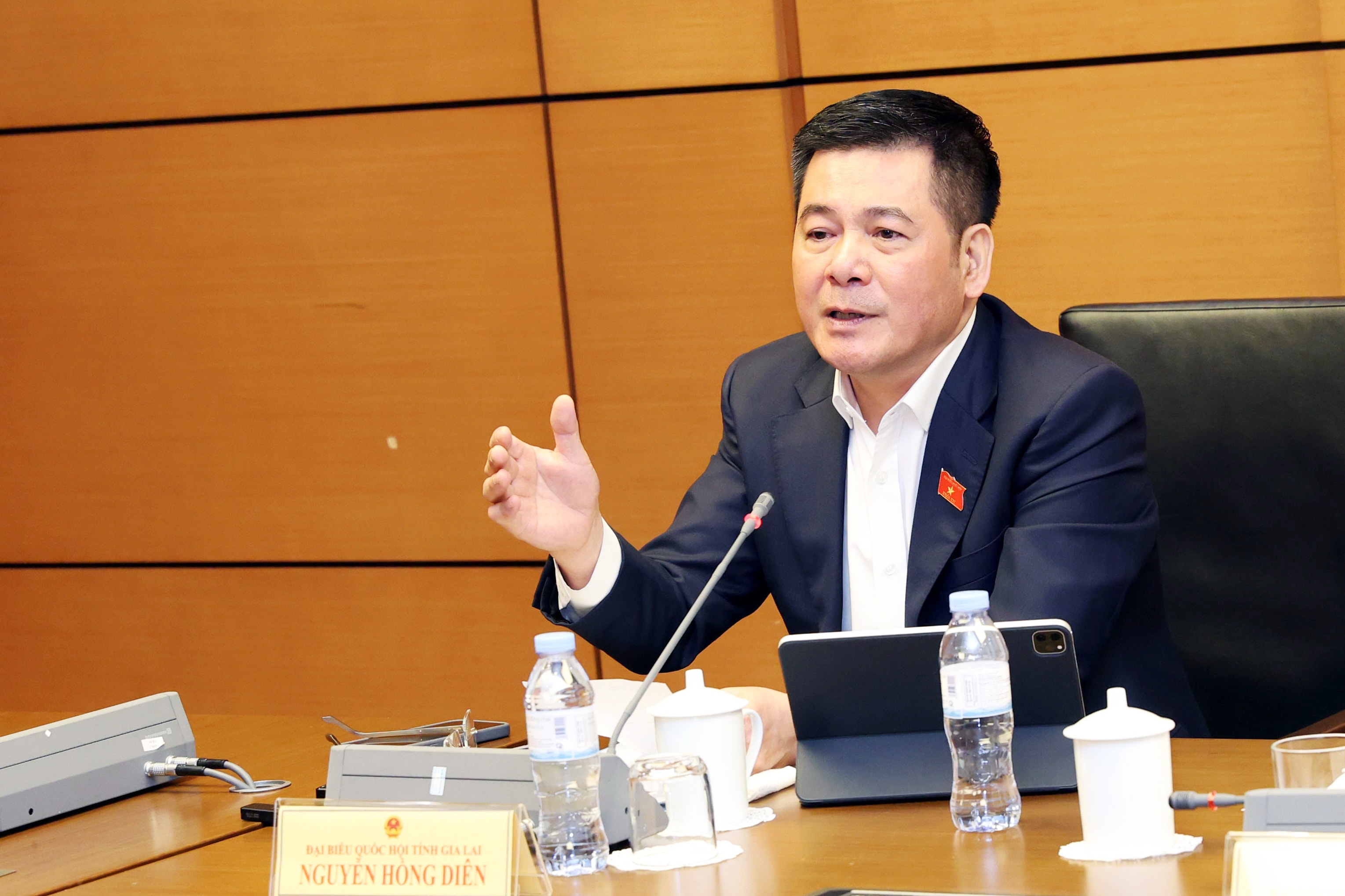 Thảo luận tại tổ 5 (Đoàn ĐBQH tỉnh Hưng Yên và Gia Lai): Khẩn trương thể chế hóa quan điểm, chủ trương mới để đạt mục tiêu tăng trưởng