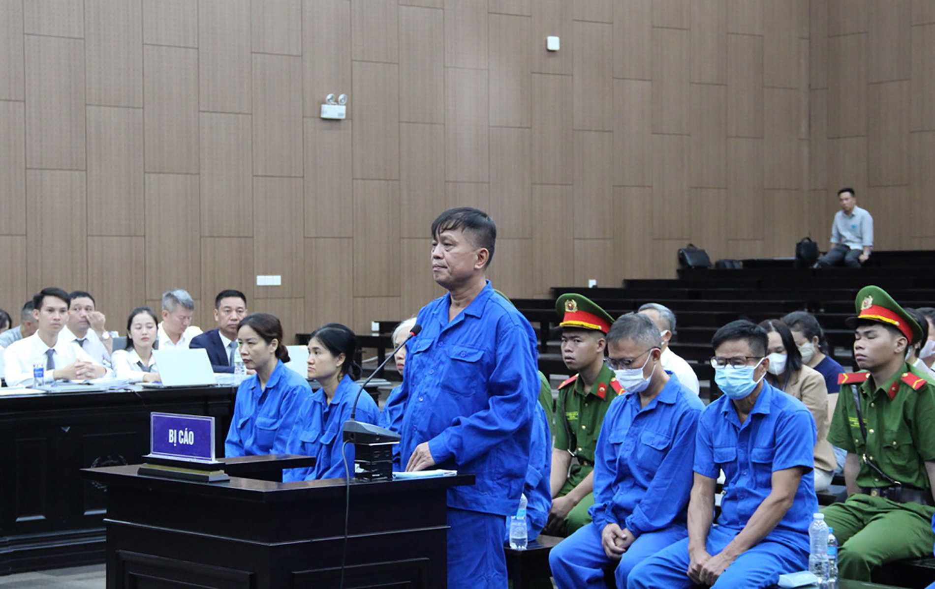 Cựu Thứ trưởng Nguyễn Bá Hoan thừa nhận nhận hơn 5,7 tỷ đồng, xin lại tiền dư để trả nợ