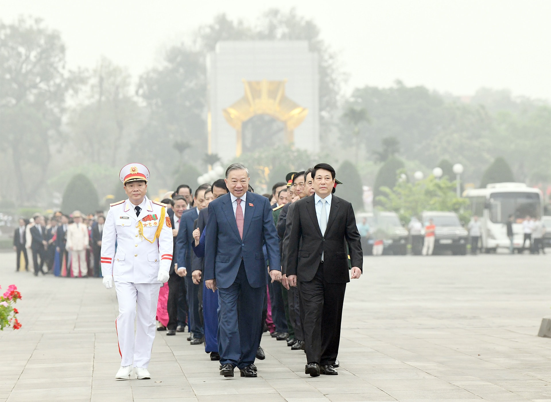 Lãnh đạo Đảng, Nhà nước và các đại biểu Quốc hội vào Lăng viếng Chủ tịch Hồ Chí Minh