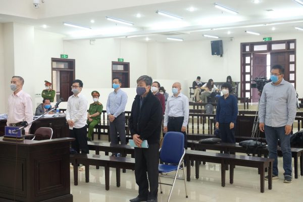 Bị đề nghị y án chung thân, bị cáo Nguyễn Bắc Son cúi đầu lộ vẻ thất vọng