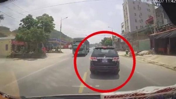 Lạng Sơn: Nghi án cán bộ Hải quan dùng xe biển xanh chặn đầu ô tô giữa QL1A