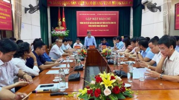Bí thư Quảng Bình lệnh dừng việc chi 2,2 tỷ mua cặp da tặng đại biểu