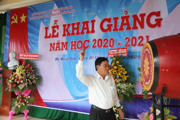 Nguyên Phó Tổng thanh tra Nguyễn Chiến Bình dự Lễ khai giảng năm học mới  2020 – 2021 tại Trường THPT Nguyễn Hùng Hiệp