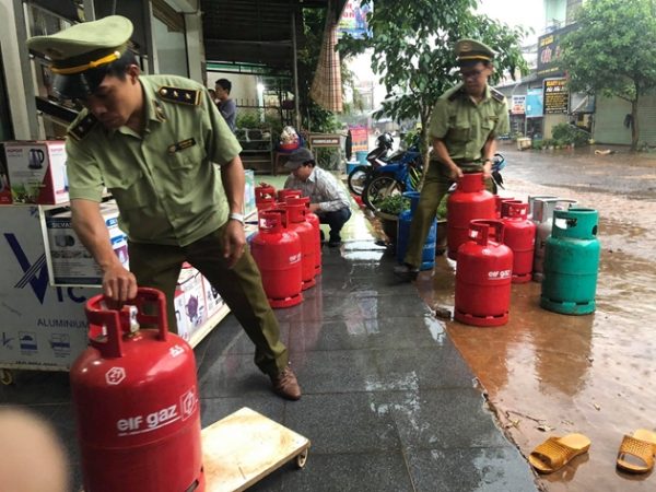 Xử phạt cửa hàng Vân Sơn về hành vi buôn bán gas giả