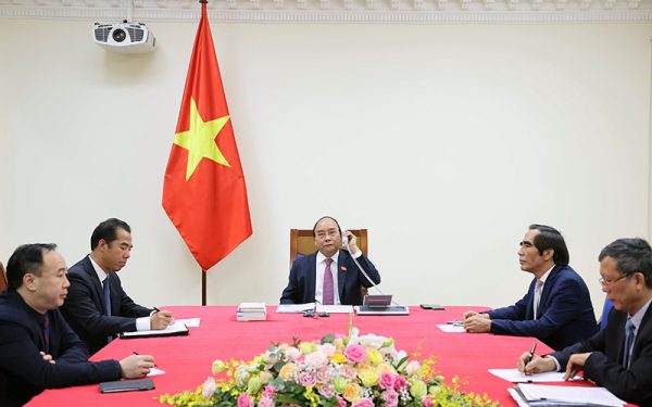 Thủ tướng Nguyễn Xuân Phúc điện đàm với Thủ tướng Lào Thoong-lun Xi-xu-lít