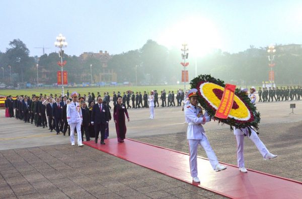Ngày làm việc đầu tiên Đại hội toàn quốc lần thứ XIII của Đảng: Đại biểu dự Đại hội vào Lăng viếng Chủ tịch Hồ Chí Minh