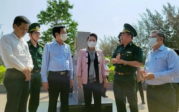 Đồng chí Nguyễn Thị Kim Ngân thăm lực lượng chống dịch tuyến biên giới Kiên Giang