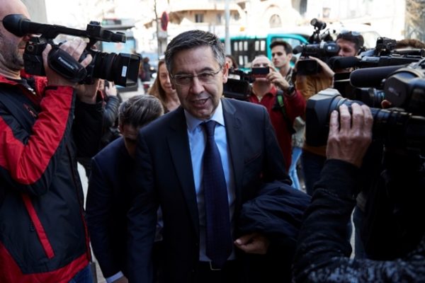 Cựu Chủ tịch Barcelona và nhiều quan chức khác bị bắt vì cáo buộc tham nhũng