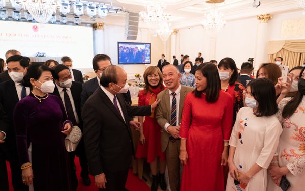 Chủ tịch nước Nguyễn Xuân Phúc gặp mặt cộng đồng người Việt Nam tại Liên bang Nga