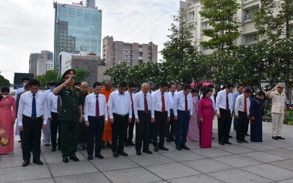 Lãnh đạo Thành phố Hồ Chí Minh dâng hương, dâng hoa tưởng nhớ Chủ tịch Hồ Chí Minh