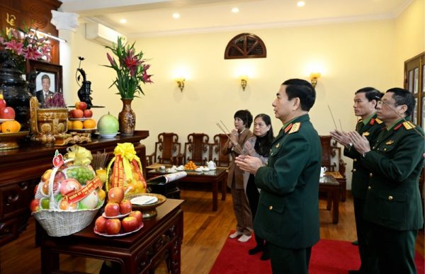 Bộ trưởng Quốc phòng tri ân, thăm hỏi các đồng chí nguyên lãnh đạo quân đội