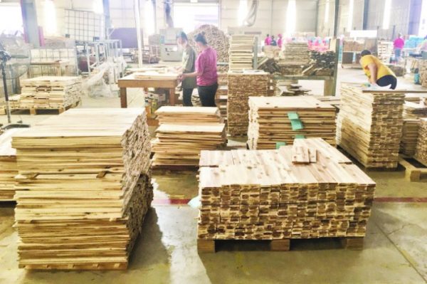 Các doanh nghiệp gỗ nỗ lực vượt qua thách thức