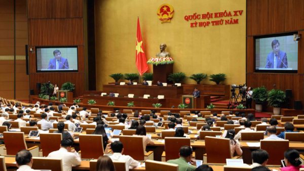 Sáng nay, Quốc hội nghe trình bày tờ trình và báo cáo thẩm tra về dự thảo Nghị quyết của Quốc hội về thí điểm một số cơ chế, chính sách đặc thù phát triển TP. Hồ Chí Minh