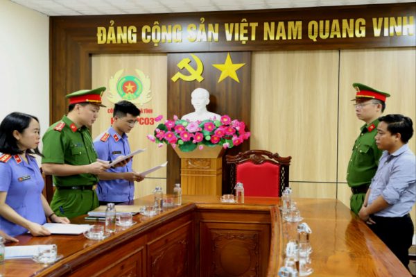 Bắt hai cựu kế toán trưởng ở Hà Tĩnh vì lạm quyền