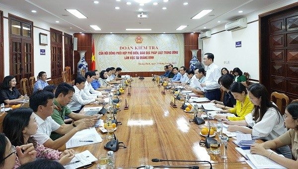 Đoàn Kiểm tra Hội đồng phối hợp PBGDPL trung ương làm việc tại Quảng Bình