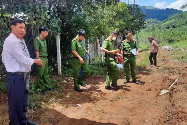 UBND tỉnh Lâm Đồng yêu cầu kiểm tra, rà soát vụ đất đang canh tác của hàng loạt hộ dân bị san lấp, xây tường vây kín