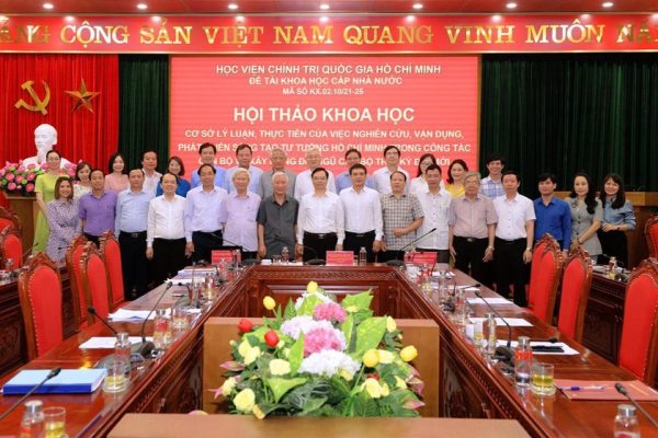 Phát triển tư tưởng Hồ Chí Minh trong công tác cán bộ thời kỳ đổi mới